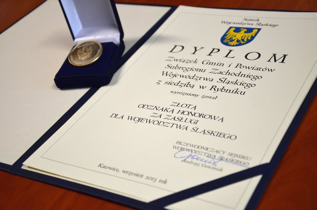 Złota odznaka dla Związku za zasługi dla województwa podczas święta turystyki na Zamku w Raciborzu